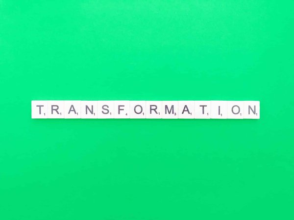 Comment transformer une tenue de jour en look de soirée ?