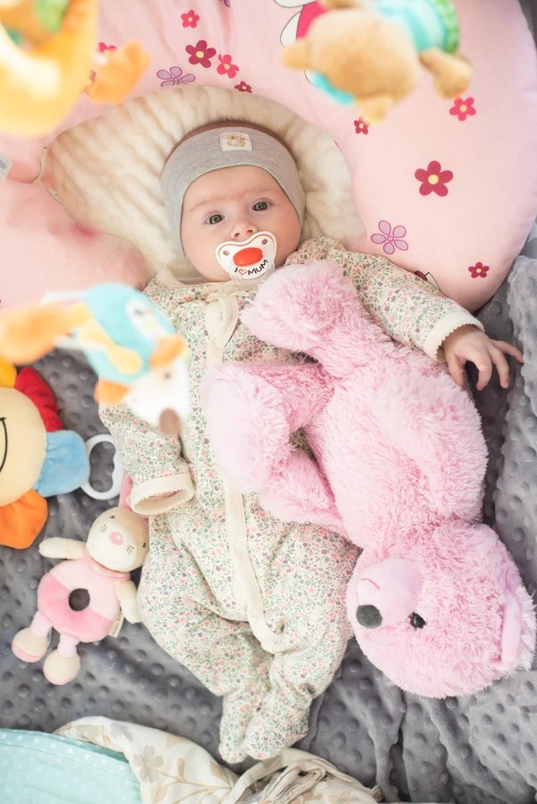 Comment s'assurer de la sécurité d'un ours en rose pour un enfant ?